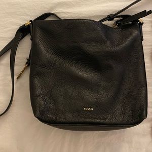 Cross body, leather black fossil purse!